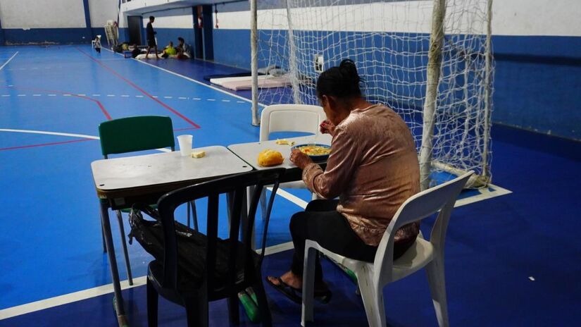 Atualmente o abrigo emergencial atende 22 adultos e 15 crianças que precisaram abandonar suas casas por segurança /Divulgação