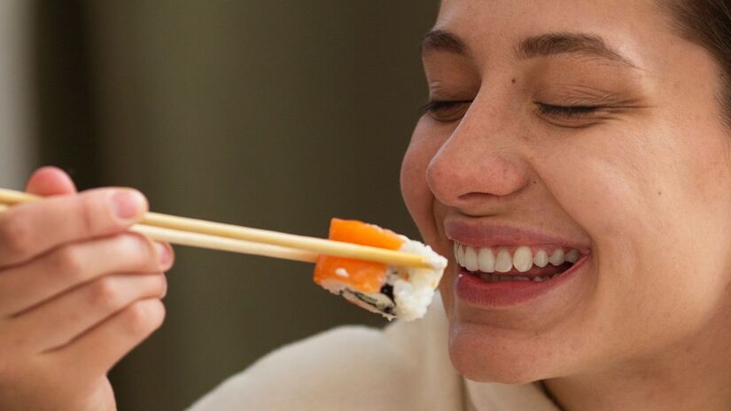 Réplicas de plástico de nigiri de salmão em vitrines simbolizaram a aceitação definitiva do produto na cultura gastronômica japonesa. /Freepik