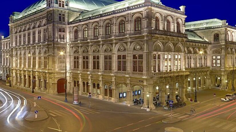 O adesivo de estacionamento mudou Viena! Descubra como a cidade está tirando os carros das ruas e priorizando pedestres e ciclistas em todos os distritos. /Wikimedia Commons