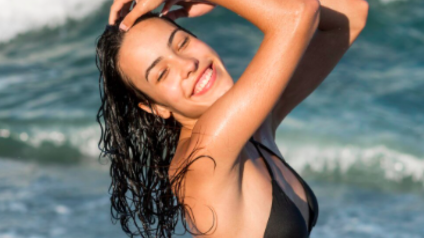 Assim como a pele, os fios precisam de produtos com proteção UV para evitar que a radiação solar cause quebra e desbotamento/Freepik