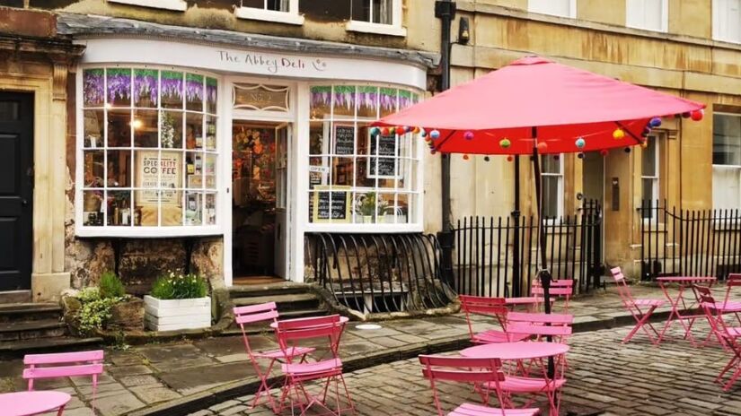 A cafeteria The Abbey Deli foi usada como local de gravação da loja de vestidos "Modiste" na série / Reprodução/Welcome to Bath