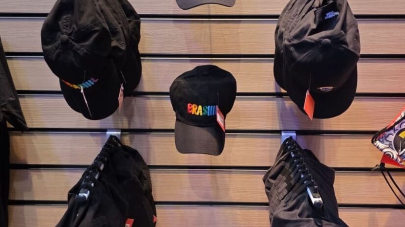 Bonés: Media R$ 79.90/ Giovanna Camiotto