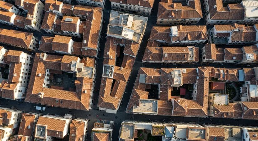 Parece montagem, mas &eacute; real. A cidade chinesa que desafia a l&oacute;gica urbana e viralizou nas redes