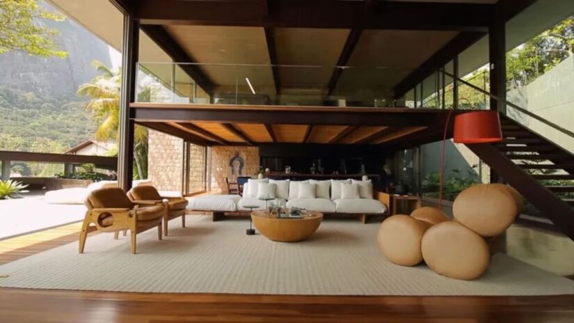 Sua sala possui uma parte externa focada no conforto e acesso a natureza (Piquet Realty/Divulgação)