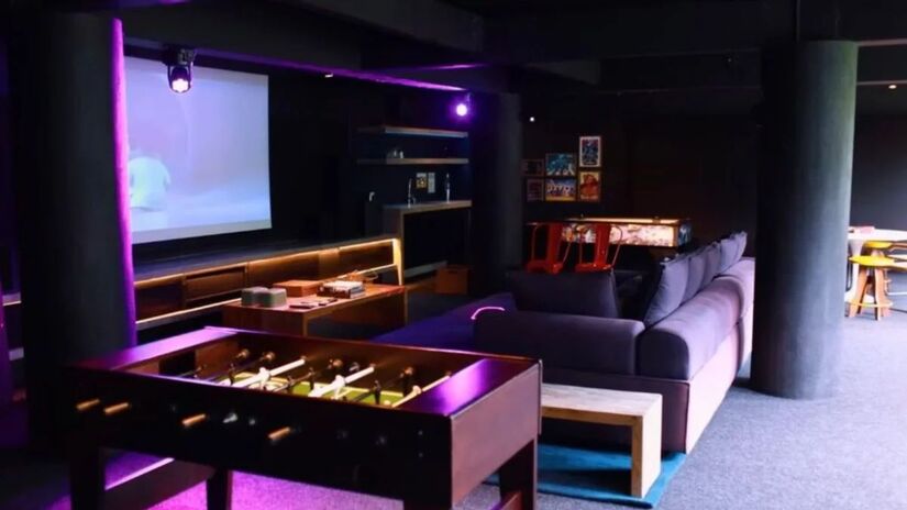 Uma sala de jogos e cinema particulares (Piquet Realty/Divulgação)
