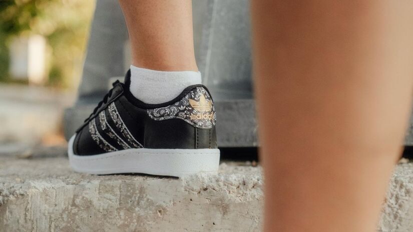 Ressurgimento do Adidas Superstar em 2026 marca o retorno de ícones da década passada/Pexels