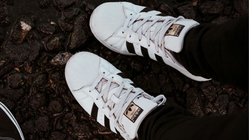 Calçado clássico é incorporado à alfaiataria moderna para compor visual executivo atual/Pexels