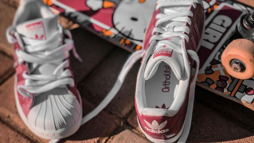 Design robusto do tênis equilibra o movimento de saias longas e tecidos fluidos/Pexels