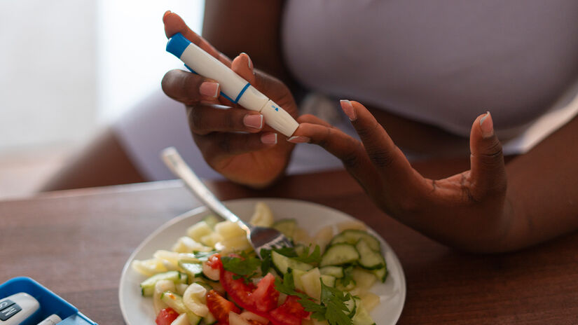 A glicose na saliva alimenta bactérias que causam cáries e infecções. - Freepik