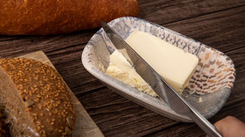 O método da manteigueira francesa usa a água para criar uma barreira contra o oxigênio, mantendo a manteiga macia mesmo fora da geladeira/Freepik