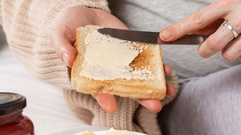 A manteiga com sal é a mais indicada para esse método de armazenamento, pois o sódio ajuda a conservar o produto e reduz o risco de oxidação/Freepik