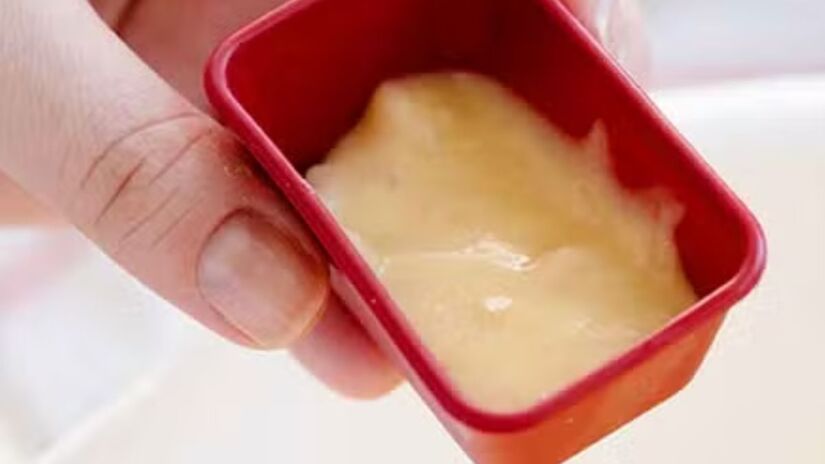 Especialistas alertam que, apesar de funcional, o truque exige higiene rigorosa para não transformar o pote de manteiga em um foco de contaminação/Freepik