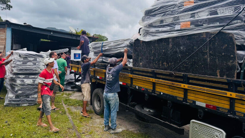Os kits incluem cestas básicas, galões de água, colchões novos e materiais completos de higiene e limpeza, como vassouras e baldes / Divulgação/PMM