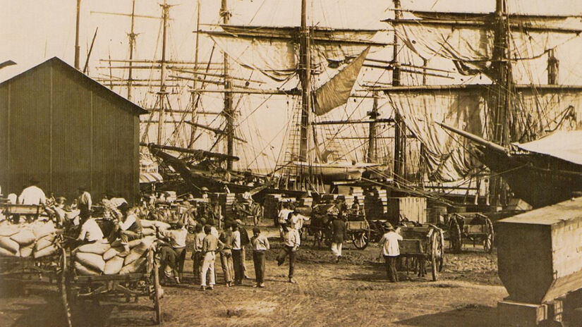 Sua história oficial como "Porto Organizado" começou em 1892 / Wikimedia Commons