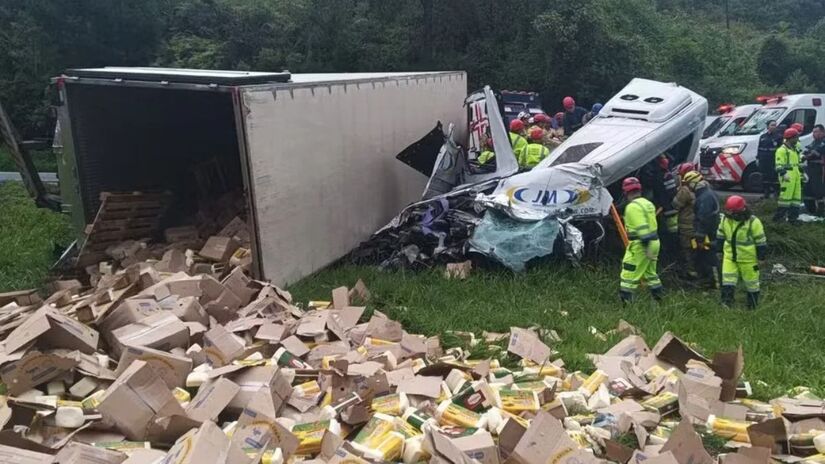 O motorista da carreta relatou que trafegava no sentido São Paulo quando foi rendido por criminosos que ocupavam outro caminhão (Divulgação/PRF)