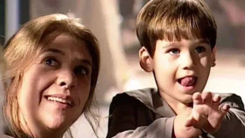 Nicolas Prattes estreou na TV aos 2 anos em Terra Nostra. Ele viveu o pequeno Juanito na trama de 1999, muito antes de se tornar um dos principais galãs da atualidade/Reprodução