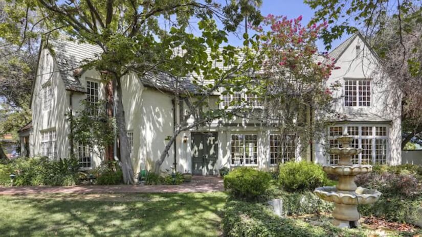 Na parte externa, há uma mescla entre lazer e privacidade, com uma piscina luxuosa, casa de apoio e um pátio para refeições ao ar livre (famousentertainment500k/YouTube/Reprodução)