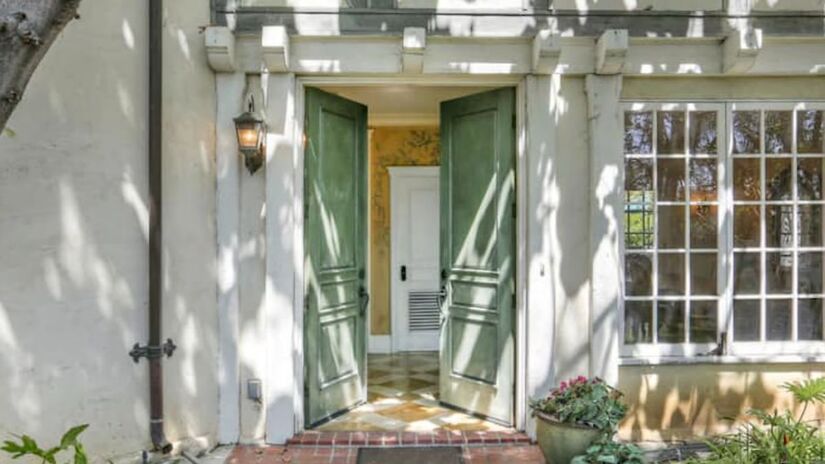 A mansão foi totalmente projetada para atender não apenas aos gostos da família, mas também às necessidades de Shepard, que utiliza o espaço como área de trabalho (famousentertainment500k/YouTube/Reprodução)