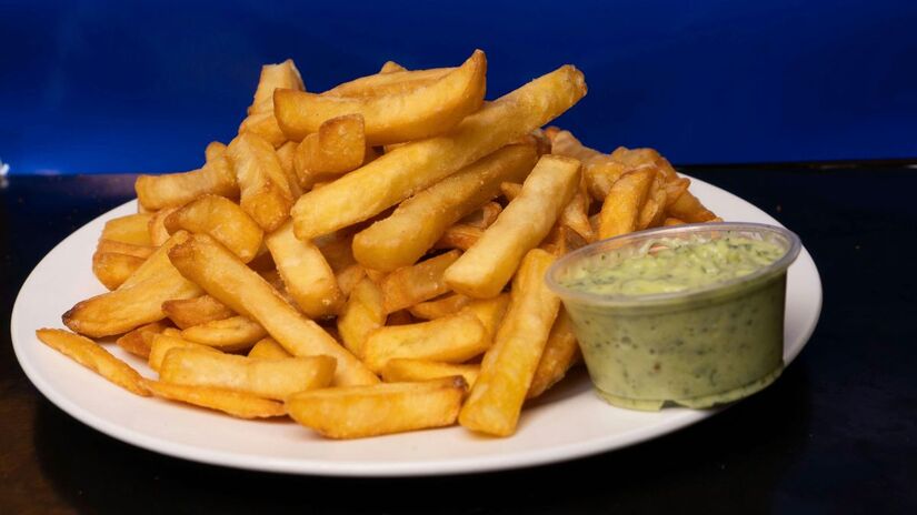 Milhares de pacotes de batata frita cobriram a areia de Eastbourne, no Reino Unido, após contêineres caírem de um navio de carga/Pexels