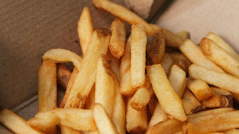 Voluntários se mobilizaram para retirar toneladas de salgadinhos da orla antes que a maré espalhasse os resíduos plásticos pelo oceano/Pexels