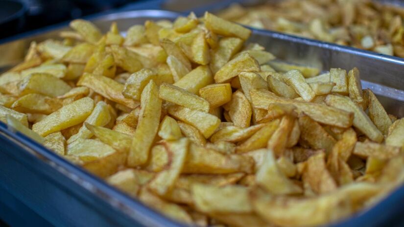 As pilhas de pacotes de batata e cebola chegaram a meio metro de altura, estendendo-se por quase toda a orla do litoral sul britânico/Pexels