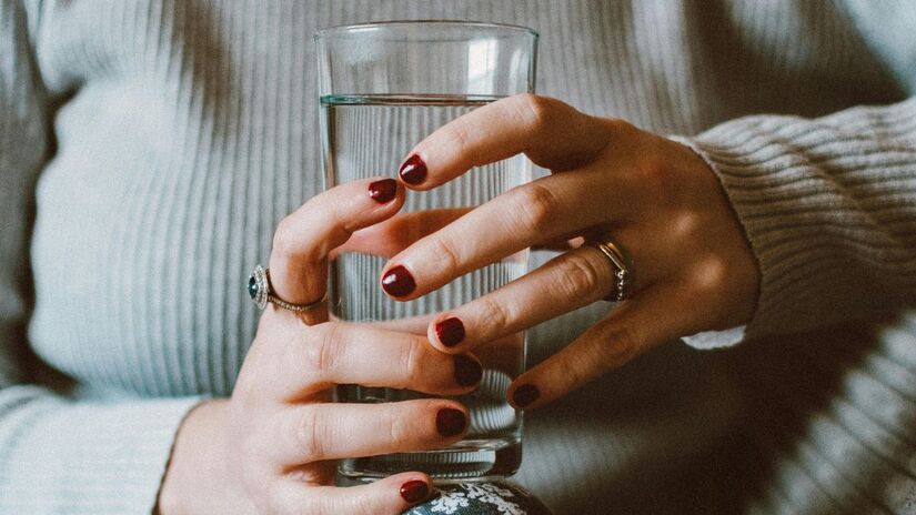 O hábito atua como um desintoxicante natural, estimulando a função renal e aumentando a temperatura corporal, o que favorece a eliminação de impurezas/Pexels