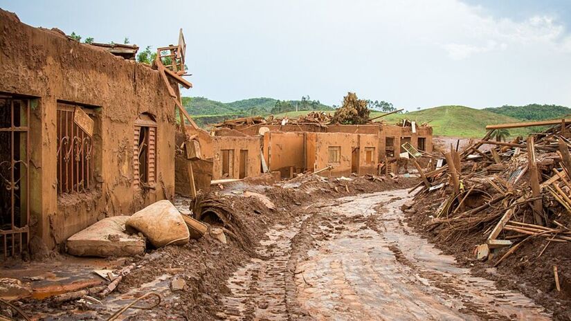 Estudos técnicos apontaram que a queda da estrutura ocorreu devido ao fenômeno da liquefação. Isso acontece quando o material sólido acumulado passa a se comportar como um fluido, perdendo subitamente a resistência e provocando um desmoronamento em massa que liberou cerca de 12 milhões de metros cúbicos de lama sobre a bacia do Rio Paraopeba/Wikipédia