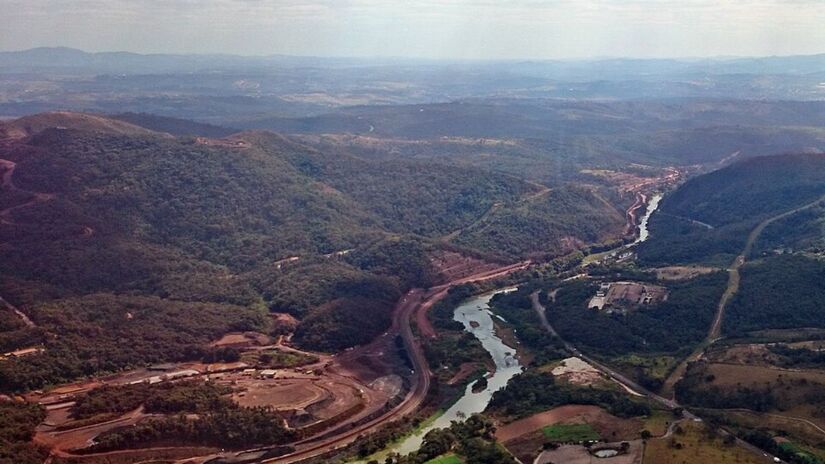 A queda da barragem é considerada a maior tragédia-crime do Brasil em número de vítimas fatais e extensão de danos socioambientais. A lama percorreu quilômetros de floresta nativa, destruiu pontes e infraestruturas locais, além de comprometer permanentemente o ecossistema do rio que abastecia diversas cidades mineiras/Wikipédia
