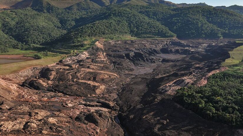 A barragem de Brumadinho foi construída utilizando o método de alteamento para montante, considerado o mais barato e menos seguro pela engenharia. Após o ocorrido, o governo brasileiro proibiu novas construções desse tipo e determinou o descomissionamento de todas as estruturas similares existentes no território nacional/Wikipédia