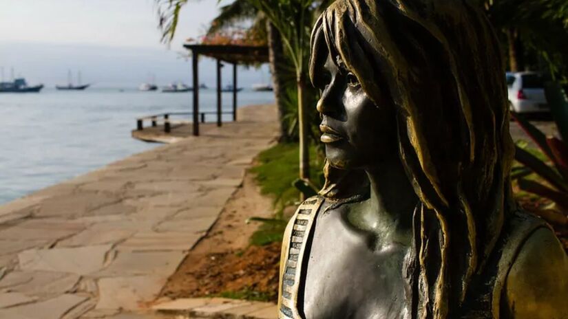 A península de Búzios permite que algumas praias tenham águas tranquilas mesmo em dias de vento forte, graças à sua geografia única/Mtur