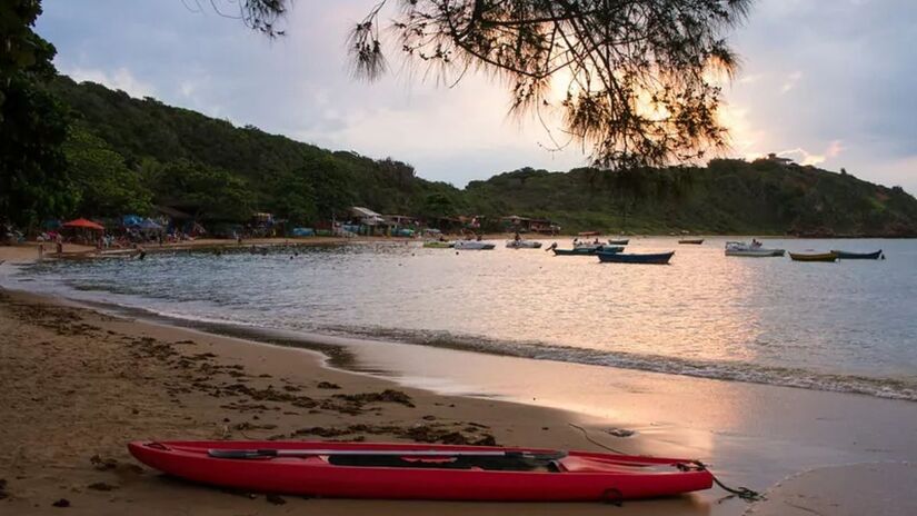 Com mais de 20 praias de características diferentes, Búzios agrada desde quem busca mar calmo para banho até quem prefere ondas para esportes aquáticos/Mtur