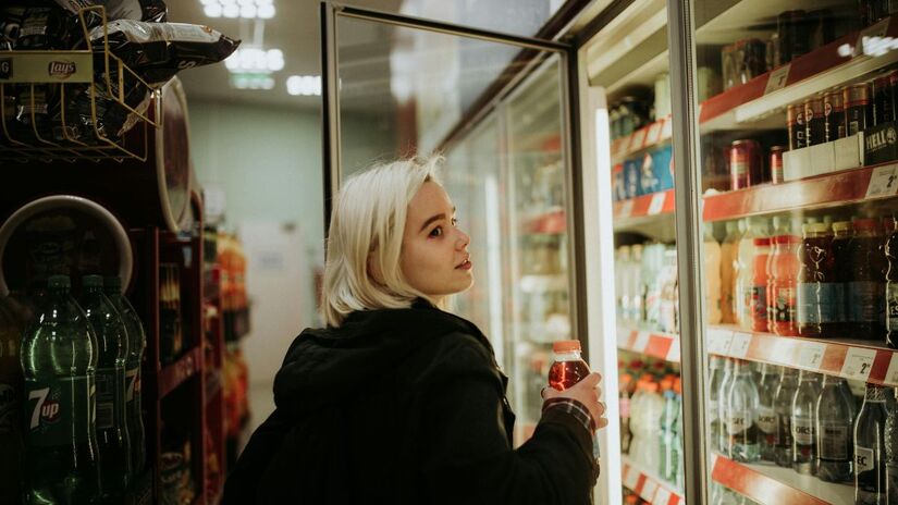 O Grey Blending é a técnica perfeita para quem deseja suavizar os fios brancos de forma natural, criando um degradê elegante que evita a marcação pesada da raiz/Pexels