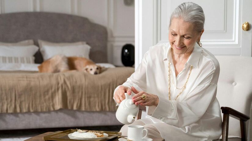 Diferente da coloração total, esse método utiliza tonalizantes e luzes finas para misturar o grisalho ao tom natural, garantindo um brilho saudável e jovial aos cabelos/Pexels