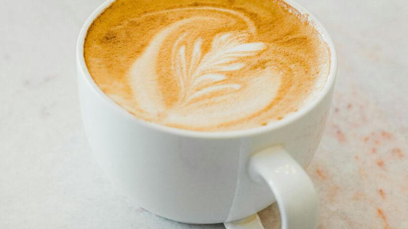 Beber de uma a cinco xícaras de café por dia pode reduzir em até 11% o risco de doenças cardiovasculares, aponta especialista/Pexels