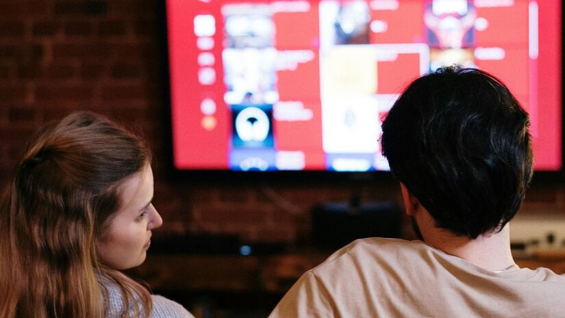 Sem downloads ou complicações, os canais FAST já vêm integrados às Smart TVs modernas. Essa nova era do entretenimento foca na conveniência de abrir e assistir, resgatando o hábito de sintonizar grades lineares diretamente pela internet/Pexels