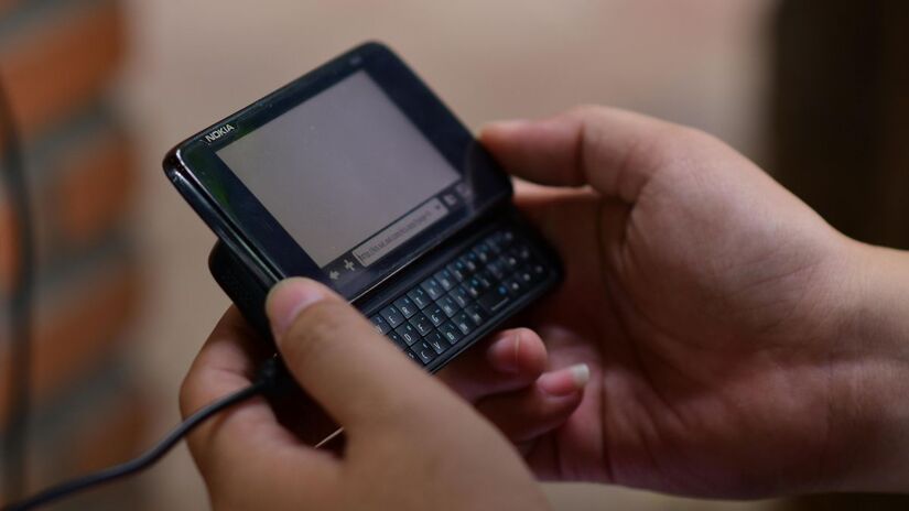 O movimento dos 'dumbphones' cresce entre jovens que buscam reduzir a ansiedade causada pelas redes sociais/Pexels