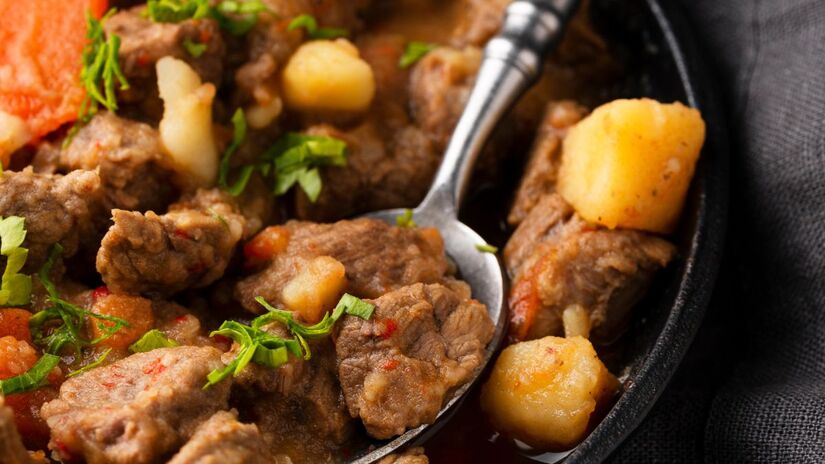 O segredo de uma carne de panela suculenta e com molho escuro começa na selagem. Ao dourar a peça em fogo alto antes de adicionar os líquidos/Pexels