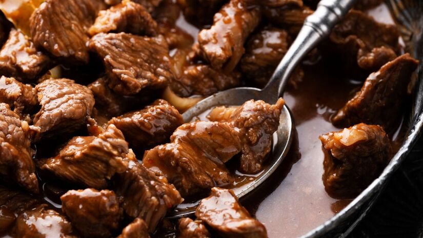 Depois de selar a carne e temperar o caldo, o fogo baixo faz todo o trabalho duro por você. É a escolha inteligente para quem quer uma refeição sofisticada e nutritiva sem passar horas ativamente na frente do fogão. /Pexels