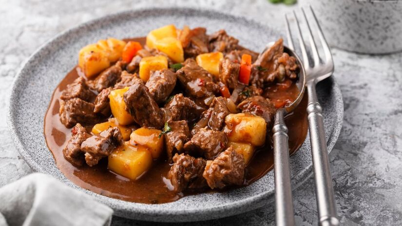 O colágeno presente nessas fibras se derrete durante o cozimento longo, garantindo aquela textura macia que "derrete na boca" e uma cremosidade incomparável ao molho/Pexels