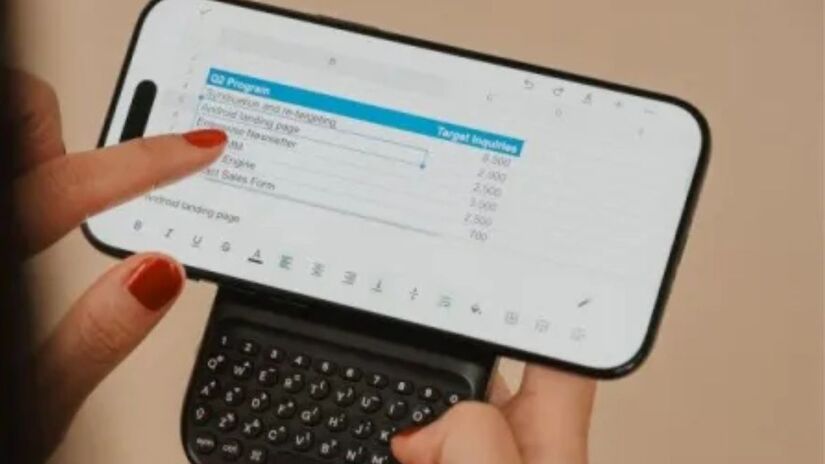 O novo Clicks Communicator combina o saudosismo dos teclados físicos com a modernidade do Android 16 para quem busca produtividade sem as distrações das redes sociais/Divulgação