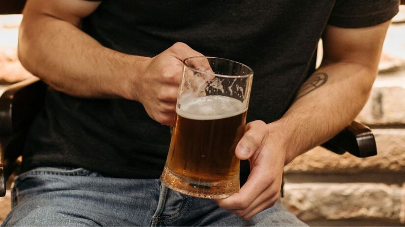 Especialistas explicam como o ritual de beber uma 0.0 pode 'enganar' a mente e reduzir o estresse através do condicionamento/Pexels