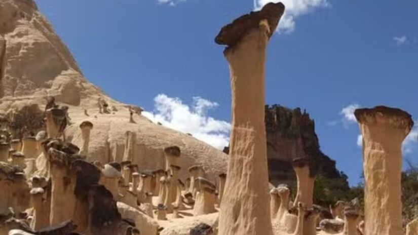 Também chamadas de demoiselles, as chaminés de fada podem atingir vários metros de altura e são consideradas raras em grande escala no território brasileiro/Pexels