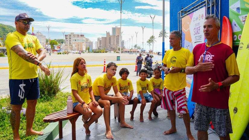 O Projeto Surf Escola contribui para ampliar horizontes e fortalecer valores como disciplina, responsabilidade e respeito / Divulgação/PMM