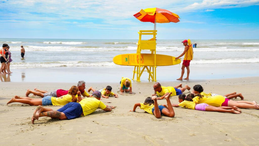 As aulas acontecem no Centro de Mongaguá, em frente à Praça Dudu Samba / Divulgação/PMM