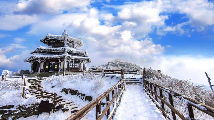 O encontro do vento com as montanhas intensifica a precipitação, criando cenários urbanos de gelo impressionantes. Freepik