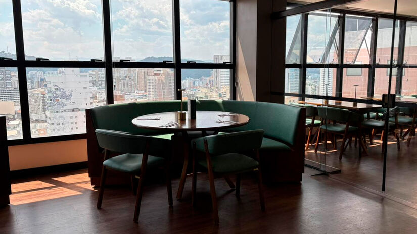 Instalado no topo do Clube XV, no coração do Gonzaga, o restaurante fica localizado na Avenida Washington Luís, 565