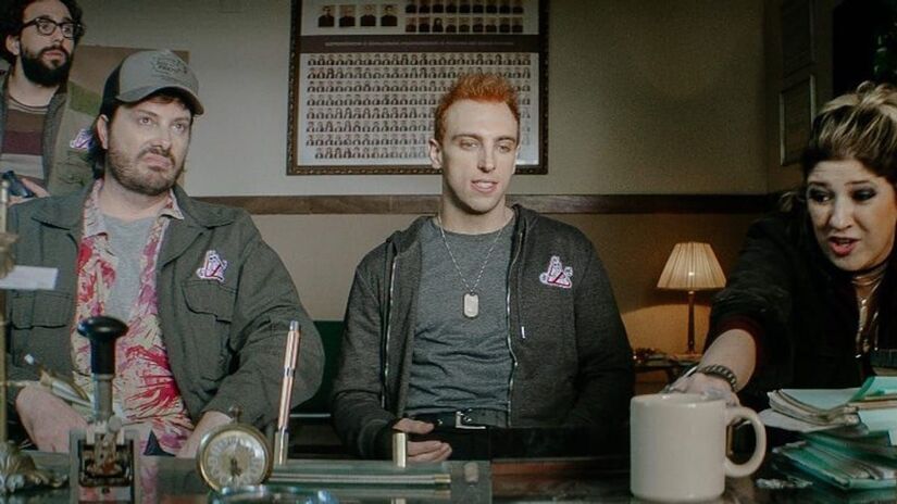 E bota além nisso, pois ele foi responsável pelo roteiro e estrelou 'Exterminadores do Além: Contra a Loira do Banheiro', onde dividiu a cena com outros humoristas e apresentadores como Leo Lins, Murilo Couto, Sikêra Jr. e Ratinho (Clube Filmes/Divulgação)