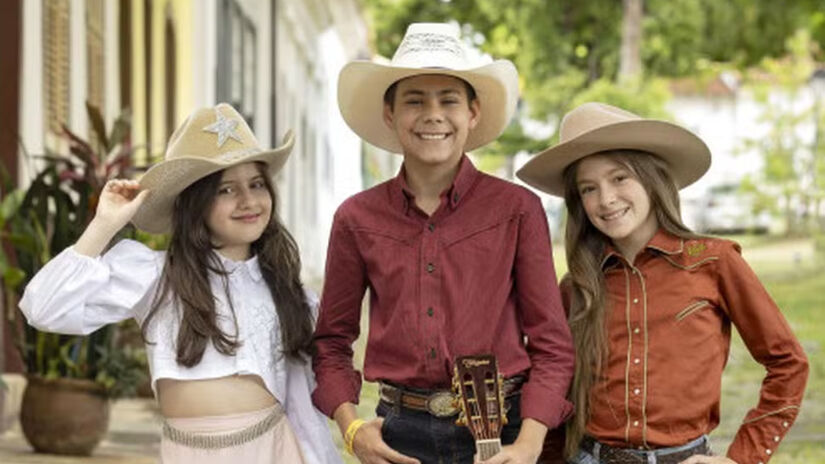 Naiane (Carolina Ferreira), João Raul (Rafael Rara) e Agrado (Rafaela Justus). / Globo/Manoella Mello
