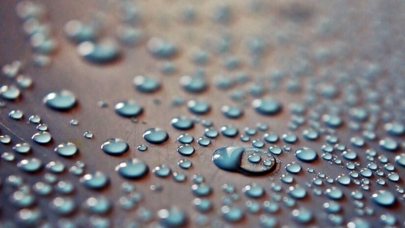 A água coletada é pobre em minerais e perfeita para o ferro de passar a vapor, evitando que o aparelho entupa com o calcário da água comum da torneira/Pexels