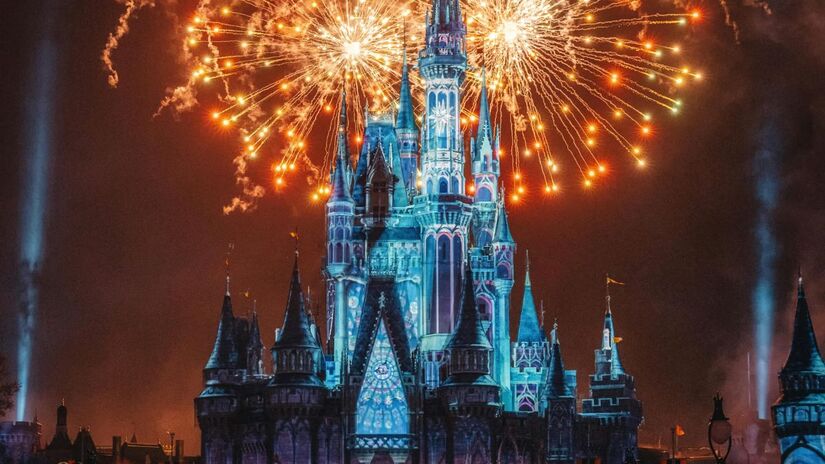 A gestão do Walt Disney World envolve milhares de funcionários dedicados a manter a infraestrutura e o clima de fantasia do local /Pexels